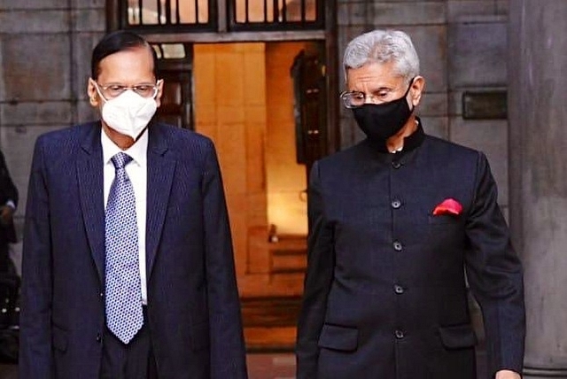 EAM Jaishankar with his Sri Lankan counterpart (Pic Via Twitter)