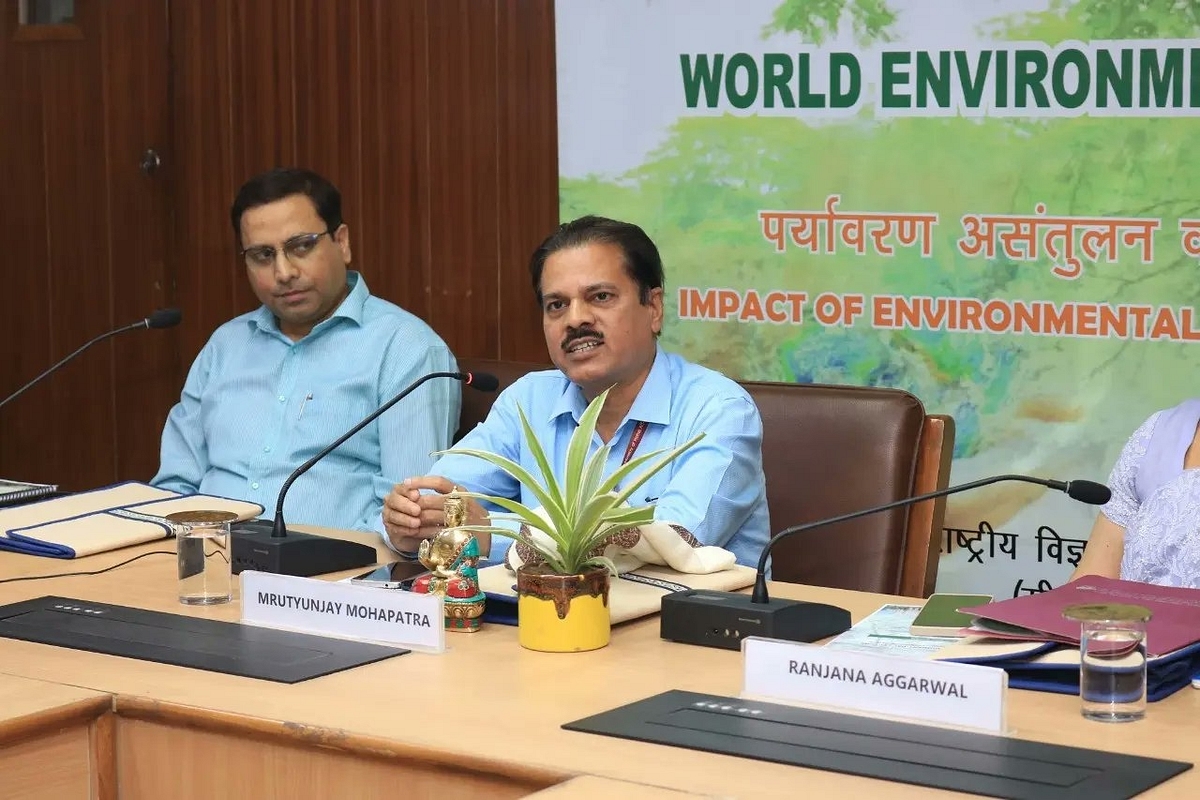 Dr Mrutyunjay Mohapatra delivering the World Environment Day lecture at CSIR-NIScPR (Photo: Vigyan Pragati/Twitter)