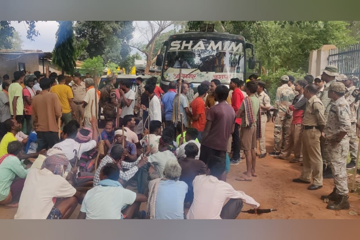 Protesters in front of the Sanna Police Station, Jashpur