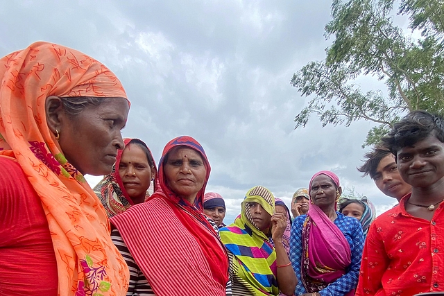 Women working as daily wage workers from Alona village, Banda district.