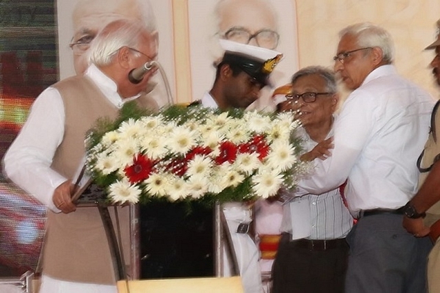 Kerala Governor Arif Mohammad Khan and historian Irfan Habib. (Picture via twitter)