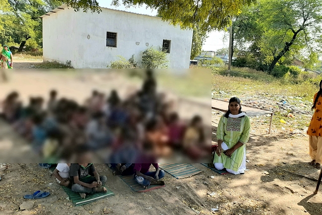Students from the Manoj Kaushal’s class in the Gond basti.