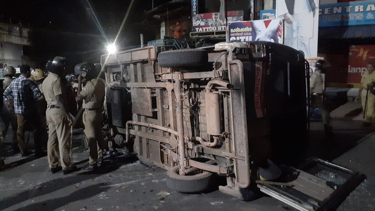 A police vehicle overturned by the protesters at vizhinjam (@pratheesh/Twitter)
