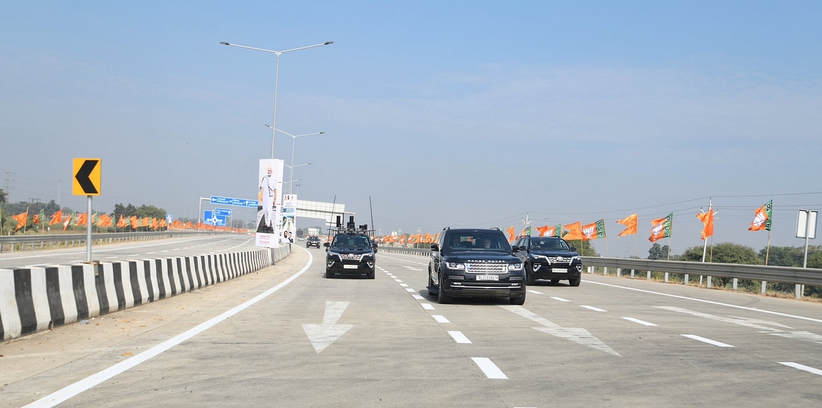 PM Modi's cavalcade travelling on the inaugurated section of Mumbai-Nagpur expressway (@narendramodi/Twitter)