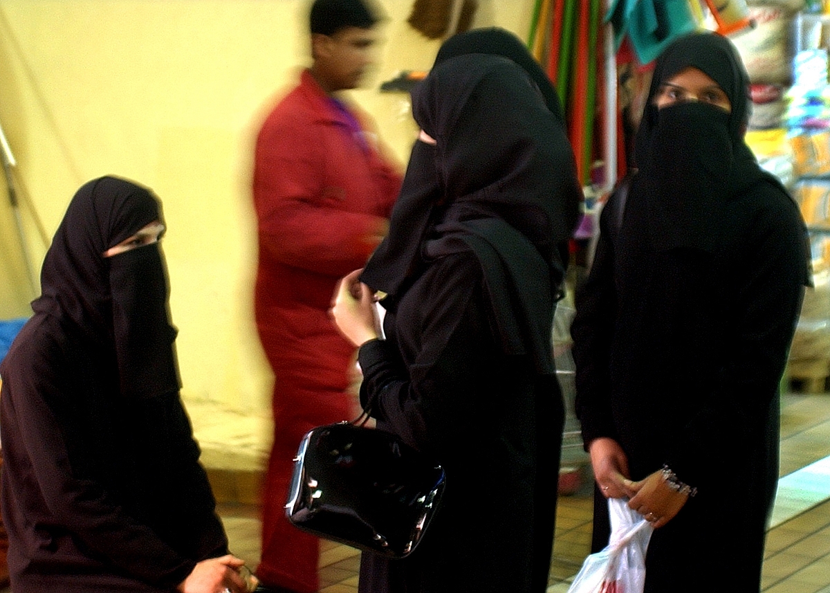 A picture of women wearing Abaya in Saudi. (Wikicommons)