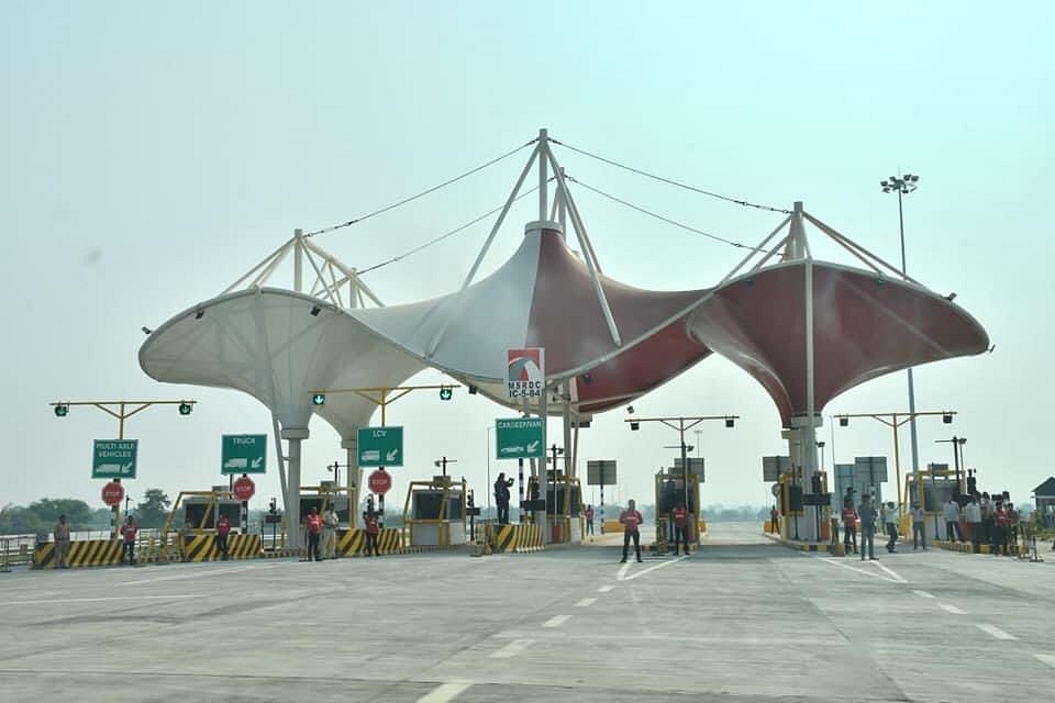 A toll exit on Mumbai-Nagpur expressway (@mieknathshinde/Twitter)