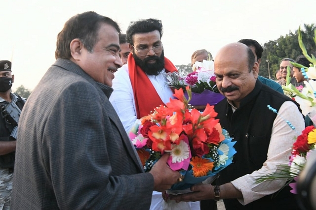 Karnataka CM Bommai with Union Minister Gadkari (Pic Via Twitter)