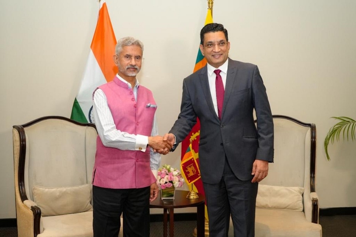 EAM S Jaishankar with his Sri Lankan counterpart (Pic Via Twitter)