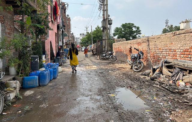 Garbage and sewer waste in the Shahbad Dairy area