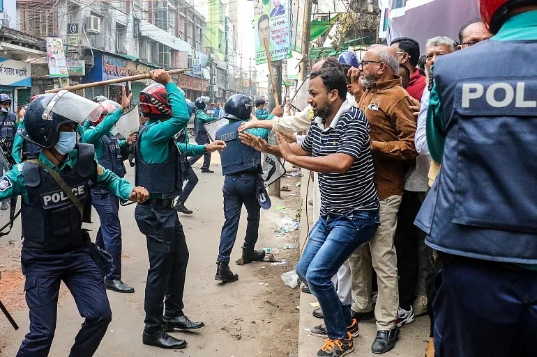 Police on the streets of Dhaka to break up a demonstration by Opposition parties