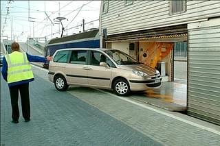 Loading vehicle for transport in Eurotunnel (Wikimedia Commons/Ministère des Affaires Étrangères Français)