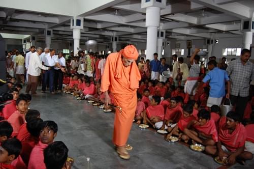 Children being fed at the Siddhaganga Mutt.