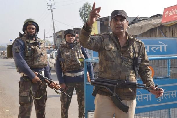 Indian security personnel stand alert on a road leading to the airforce base in Pathankot on January 3, AFP PHOTO/ NARINDER NANU