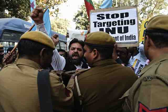 Delhi police trying to control the protestors. AFP PHOTO / SAJJAD HUSSAIN / AFP / SAJJAD HUSSAIN        (Photo credit should read SAJJAD HUSSAIN/AFP/Getty Images)