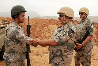 Head of the Saudi Border Guards (R) shaked hands with a soldier. (Credits: AFP PHOTO / MANSOUR HADI)