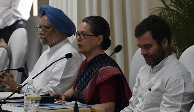 Former PM Manmohan Singh, Congress interim president Sonia Gandhi, Congress leader Rahul Gandhi (L-R) (Photo credit should read PRAKASH SINGH/AFP/Getty Images)