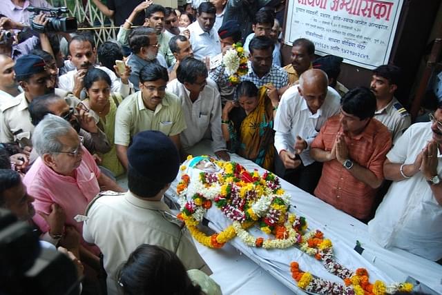 Mourners pay their respects over the casket of Narendra Dabholkar (AFP PHOTO/STR)