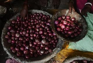 Onions being sold at a roadside market in Siliguri on August 17, 2015. (Credits: AFP PHOTO / Diptendu DUTTA)