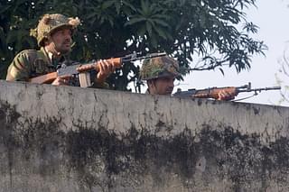 Indian army soldiers take up position on the perimeter of the airforce base in Pathankot on January 3, 2016. (AFP PHOTO/ NARINDER NANU)