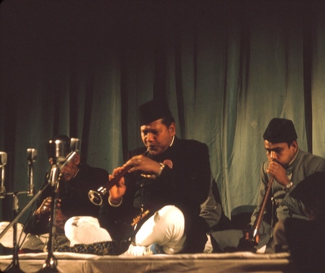 At a concert in a younger age (Source: Wikimedia Commons)