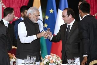 Prime Minister Modi with French President Francois Hollande. (Credits: AFP PHOTO / POOL / YOAN VALAT)