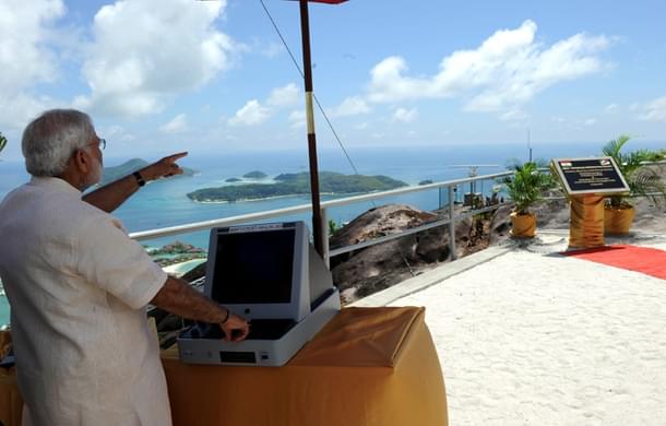 Prime Minister Narendra Modi unveiling the plaque and operationalization of Radar for the CSRS India-Seychelles Cooperation Project, in Mahe, Seychelles .