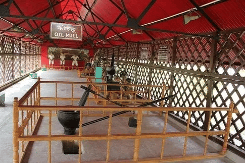 The oil mill in Cellular jail. Savarkar was asked to work daily and to mill 30 kg of oil. Such kind of work is normally done by heavy animals like bulls. Moreover, prisoners were forced to do this daily, irrespective of health. Add to that, the poor quality of food, with worms.