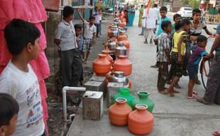 Water queue at Sai Road in Aravi village, Latur, on 15 April, 2015. Photo by Vivian Fernandes
