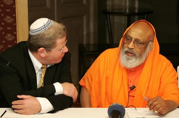 New Delhi, INDIA: Founder and Acharya - senior Hindu leader - of 
Arsha Vidya Pitham and Managing Trustee of Hindu Dharma Acharya Sabha, 
Swami Dayananda Saraswati (R) chats with Director General, Chief 
Rabbinate of Israel Oded Wiener (L) during the Hindu-Jewish Summit in 
New Delhi, 06 Feburary 2007. (Photo credits-Getty Images)
