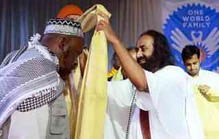 
Spiritual guru and Art of Living Foundation head Sri Sri 
Ravi Shankar gives a angvastra to  
Muslim leader Yousuf Sayed


