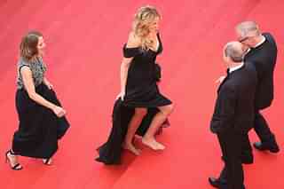 

Producer Jodie Foster (L) and actress Julia Roberts, walking bare foot, walk up upon their arrival at the ‘Money Monster’ premiere during the 69th annual Cannes Film Festival at the Palais des Festivals on May 12, 2016 in Cannes, France. (Photo by Andreas Rentz/Getty Images)