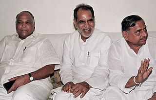 Chandra Shekhar (centre) with Sharad Pawar (left) and Mulayam Singh Yadav (right) (RAVEENDRAN/AFP/Getty Images)