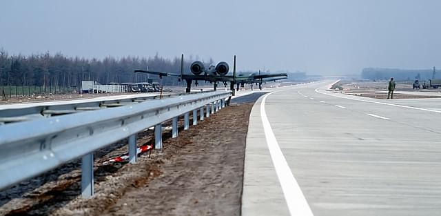 A-10 Thunderbolt II aircraft takes off from the autobahn A29 near Ahlhorn city during NATO exercise <i>“Highway 84”</i>/Courtesy Wikimedia Commons