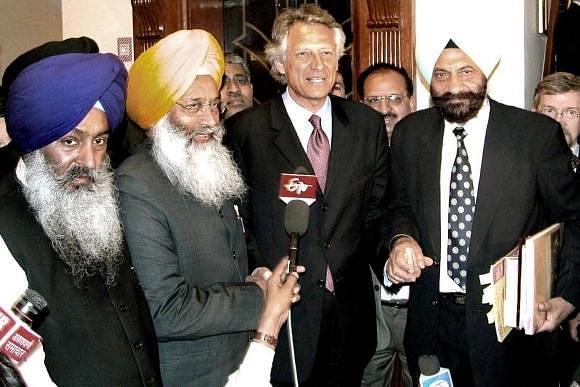 
Chairman of India’s National Commission for Minorities Tarlochan 
Singh (R) shakes hands with France’s Foreign Minister Dominique De 
Villepin (C) 


