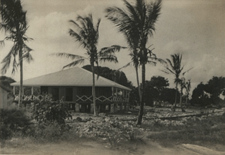 

A “dak bungalow” in Kenya, c. 1900. The term was sometimes applied to similar structures throughout the <a href="https://en.wikipedia.org/wiki/British_Empire">British Empire</a>.