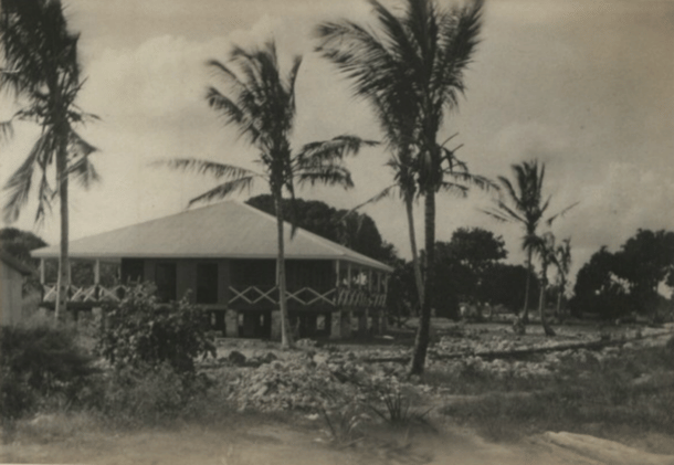 A “dak bungalow” in Kenya, c. 1900. The term was sometimes applied to similar structures throughout the <a href="https://en.wikipedia.org/wiki/British_Empire">British Empire</a>.