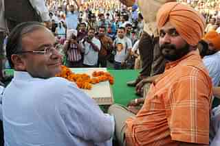 Arun Jaitley (L) and Navjot Singh Sidhu (R) (NARINDER NANU/AFP/Getty Images)