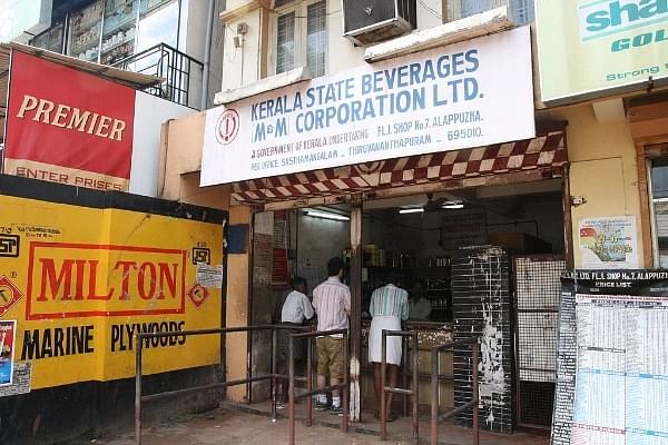 Retail outlet of Kerala State Beverages at Allapuzha (Kjetil Ree/Wikimedia Commons)