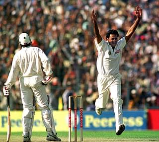  Indian pace bowler Javagal Srinath (R) celebrates after trapping Pakistani batsman Salim Malik (L) leg before wicket (ARKO DATTA/AFP/Getty Images)