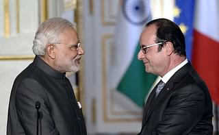 Hollande and Modi shake
hands following a joint statement about the Rafale deal at the Elysee palace.  Photo
credit: ALAIN JOCARD/AFP/GettyImages &nbsp; &nbsp; &nbsp;
