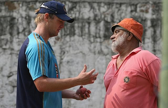 Bishan Singh Bedi (R) talks with Australian cricketer Cameron White during a training session (PRAKASH SINGH/AFP/Getty Images)