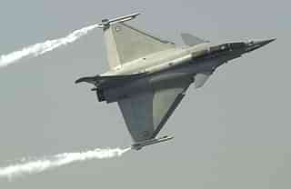 A French Rafale fighter plane performs roll. (EMMANUEL DUNAND/AFP/Getty Images)