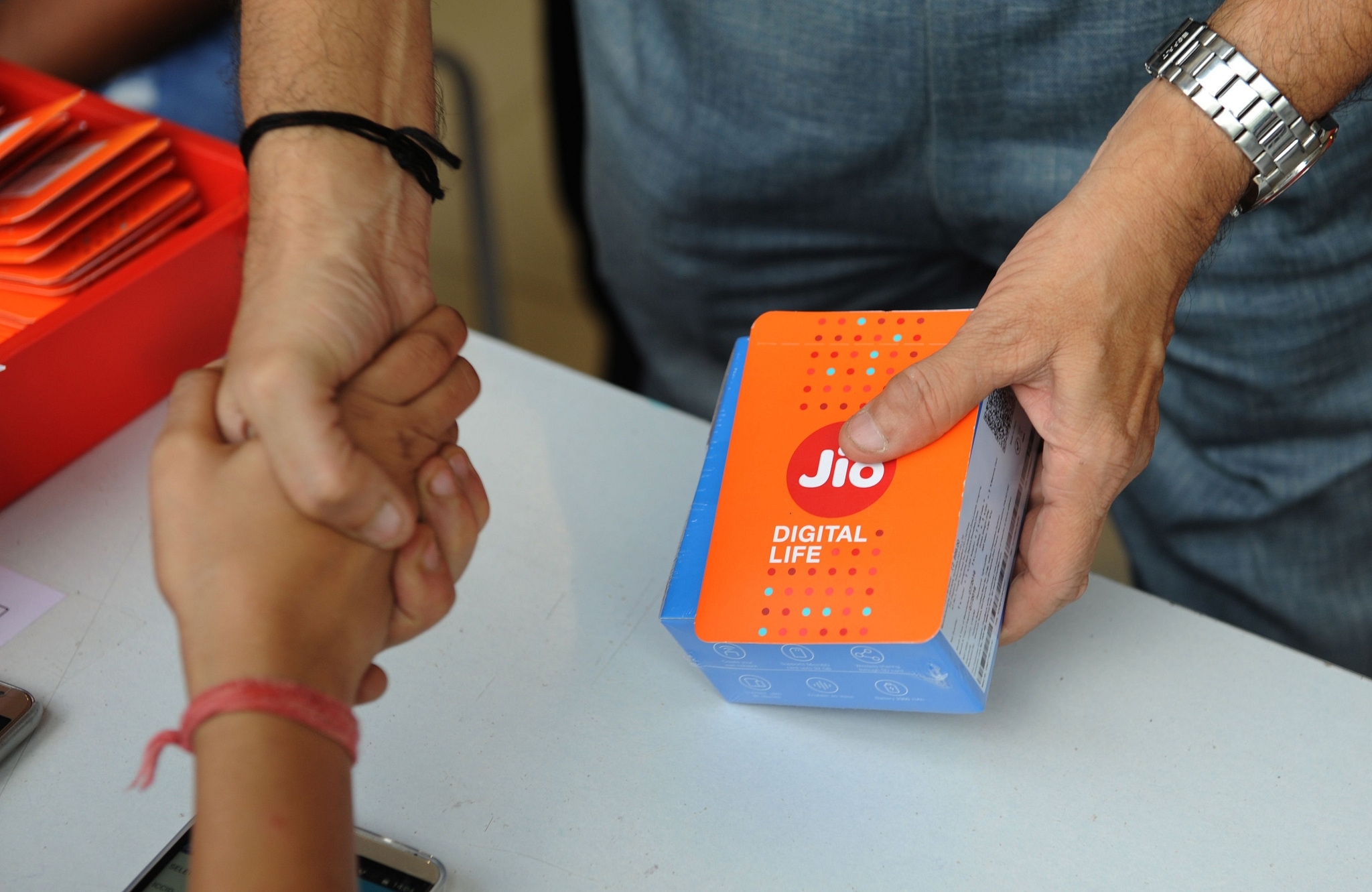 A customer shaking hands after purchasing a Jio device/Indraneel Mukherjee, Getty Images