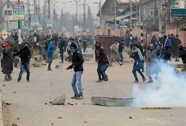 Kashmiri protesters clash with Indian security personnel. (TAUSEEF MUSTAFA/AFP/Getty Images)
