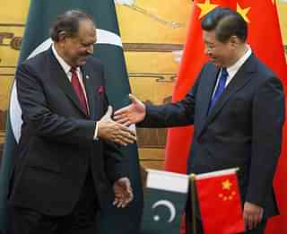Pakistan President Mamnoon Hussain (L) attends a signing ceremony with Chinese President Xi Jinping (ADRIAN BRADSHAW/AFP/Getty Images)