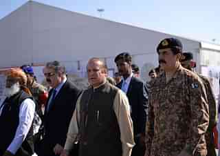 Pakistan’s Prime Minister Nawaz Sharif (C) and outgoing Army Chief Raheel Sharif (R) (AAMIR QURESHI/AFP/Getty Images)