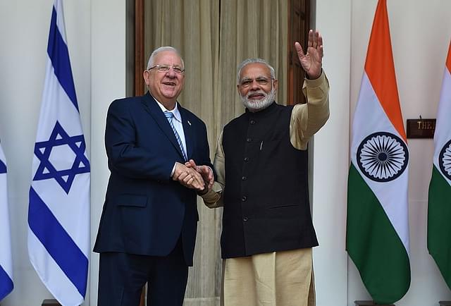 Prime Minister Narendra Modi shakes hands with Israeli President Reuven Rivlin (MONEY SHARMA/AFP/Getty Images)