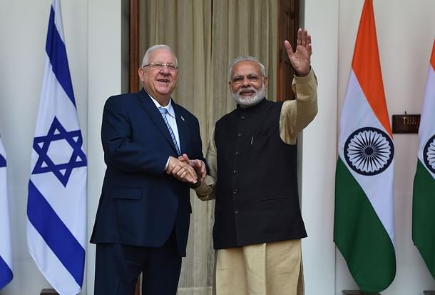 Prime Minister Narendra Modi (R) shakes hands with Israeli President Reuven Rivlin (MONEY SHARMA/AFP/Getty Images)