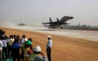 An IAF Sukhoi lands on the Agra-Lucknow Expressway. Photo: Anshul Saxena/Twitteri