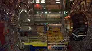 “Large Hadron Collider” im Film CERN (2013) (Nikolaus Geyrhalter Filmproduktion/Wikimedia Commons)